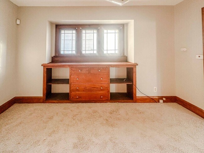 Foto del edificio - Very well maintained three bedroom house with tons of storage and two car garage