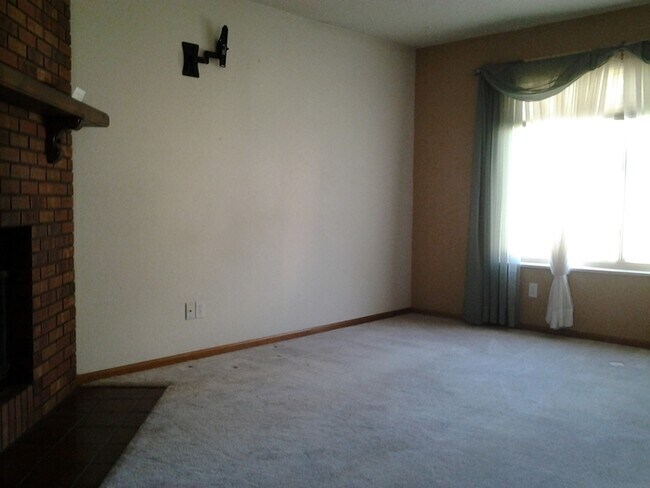 Building Photo - Nice end unit Townhome