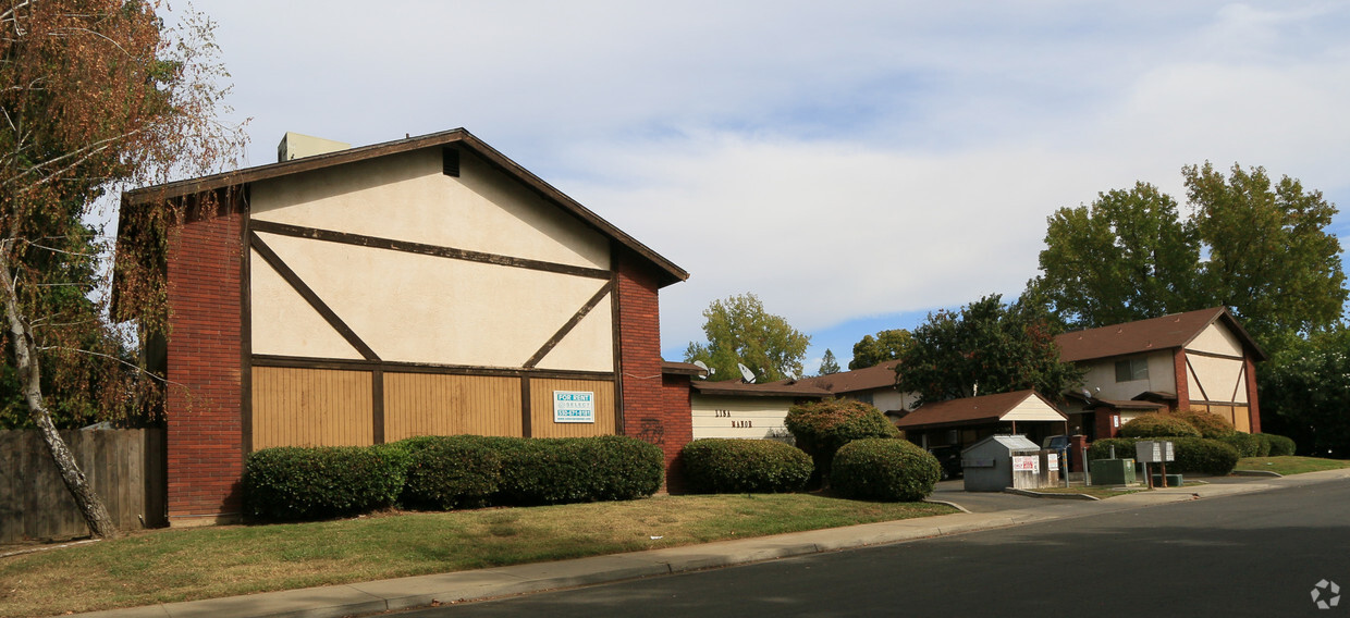 Primary Photo - Lisa Manor