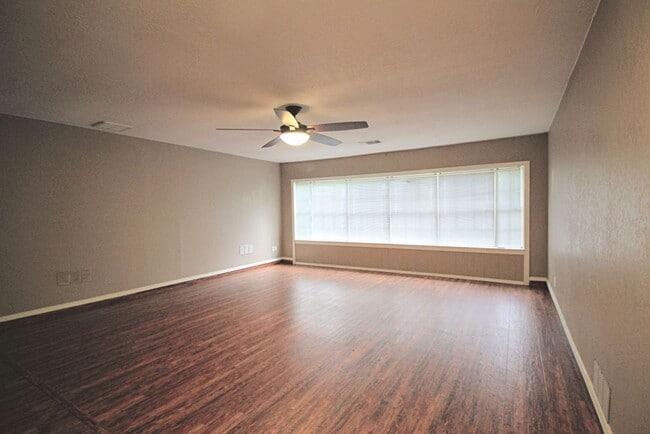 Building Photo - 3 BD 2 BA AVAILABLE NOW!! NEAR LOOKOUT RD