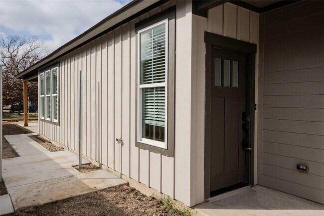Building Photo - 382 N Dallas St