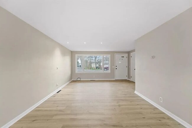 Building Photo - 13 Brookside Ave W