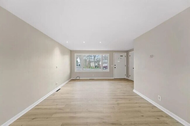 Foto del edificio - 13 Brookside Ave W
