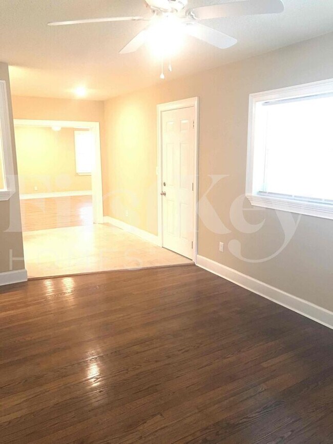 Foto del edificio - 6421 Burgundy Rd S
