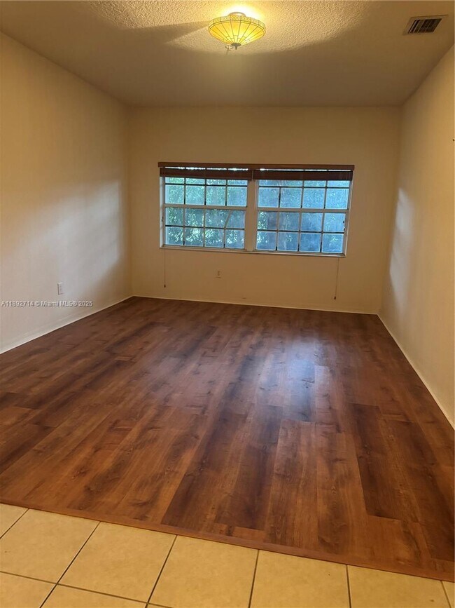 Foto del edificio - 5650 NW 115th Ct