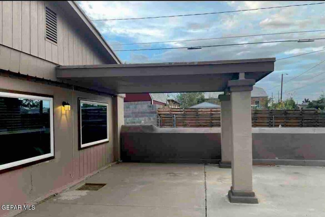Primary Photo - 3225 Fort Blvd