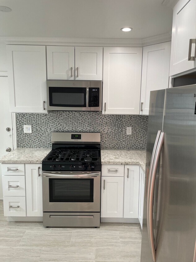 Primary Photo - 1427 N Laurel Ave
