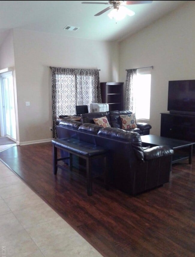 Building Photo - Charming 4 bedroom 2 bathroom North Hanford