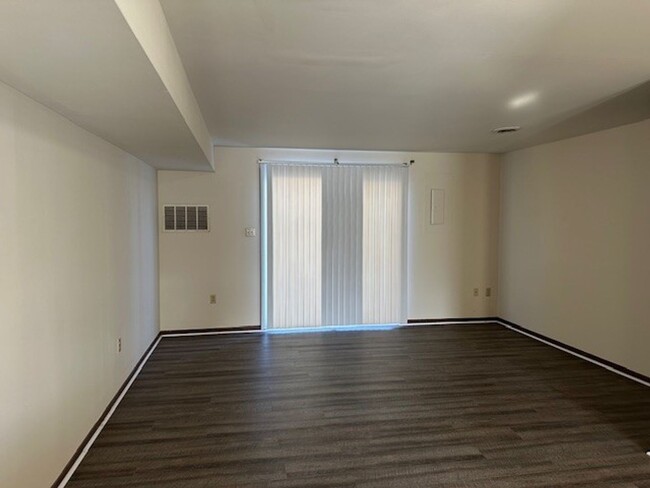 Building Photo - Welcome to this 2 Bedroom 1.5 Bath Townhom...