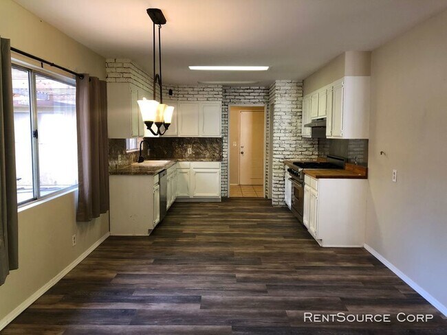 Foto del edificio - 21618 Cleardale St