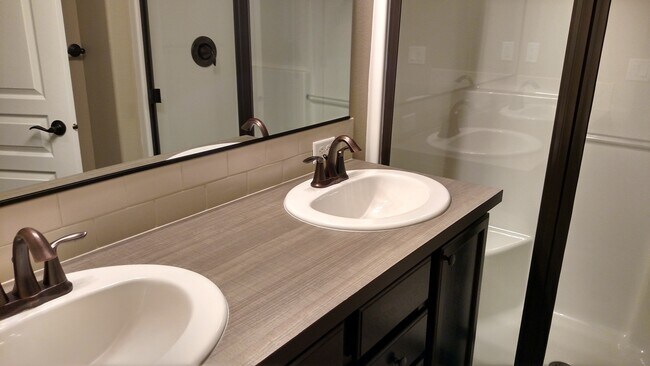 Foto del edificio - Like New 3 Bedroom 2 Bath + Den with 2 Car...