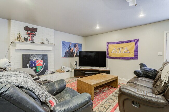 Building Photo - Two Story, 3 Bed / 2 Bath Duplex with Mode...