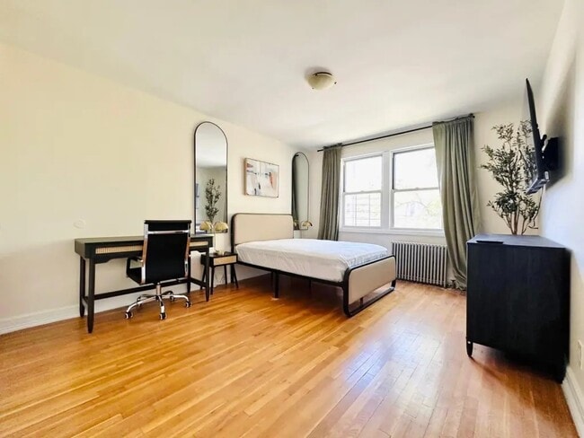 Building Photo - Furnished room/NOT APARTMENT