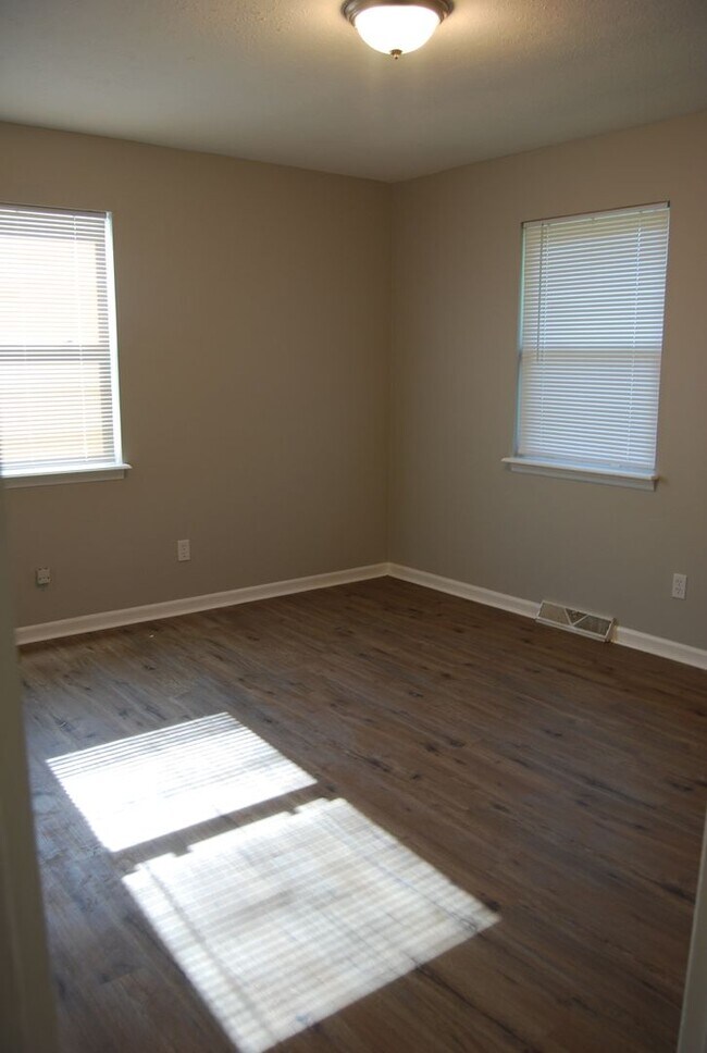 Foto del edificio - 811 Cedarcrest Dr