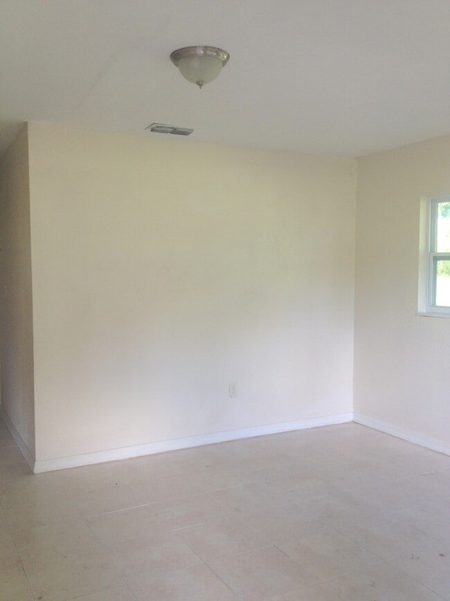 Building Photo - Quiet Dade City 3BR/1BA Block Home !