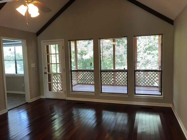 Building Photo - 708 Sage Cir