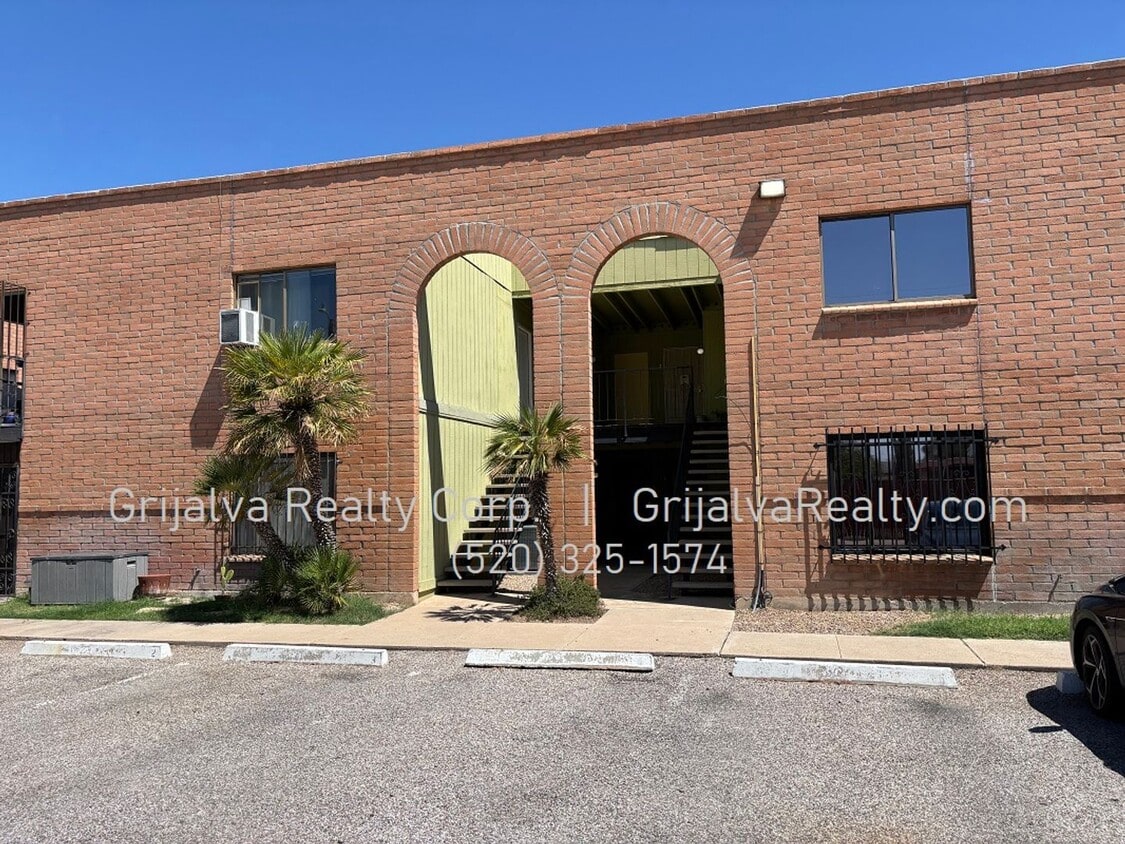 **MOVE-IN SPECIAL ** Spacious 2 Bedroom, 1... - **MOVE-IN SPECIAL ** Spacious 2 Bedroom, 1...
