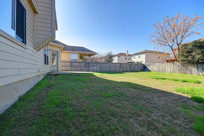 Building Photo - 1/2 month free rent if a lease is signed b...
