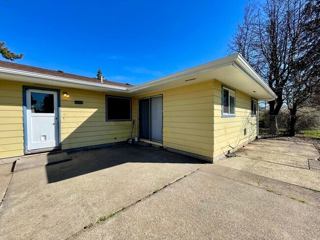 Building Photo - 11726 NE Russell ** Wonderful House with L...