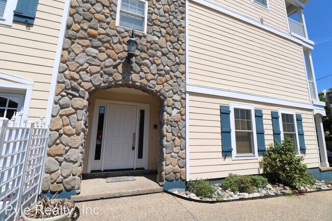 Building Photo - 4 br, 3.5 bath House - 125 57 1/2 Street