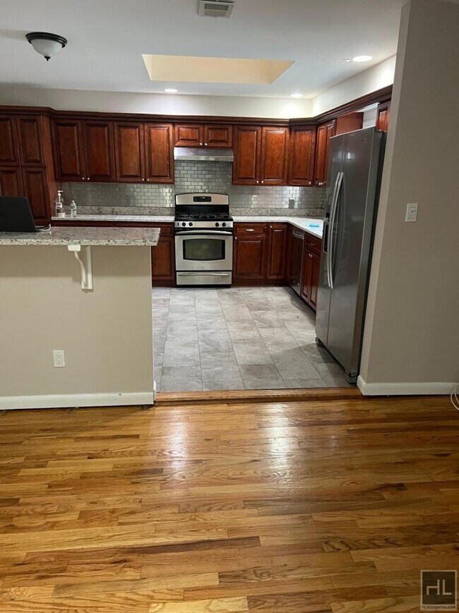 Building Photo - 3 bedroom, 2 bath on REMSEN STREET