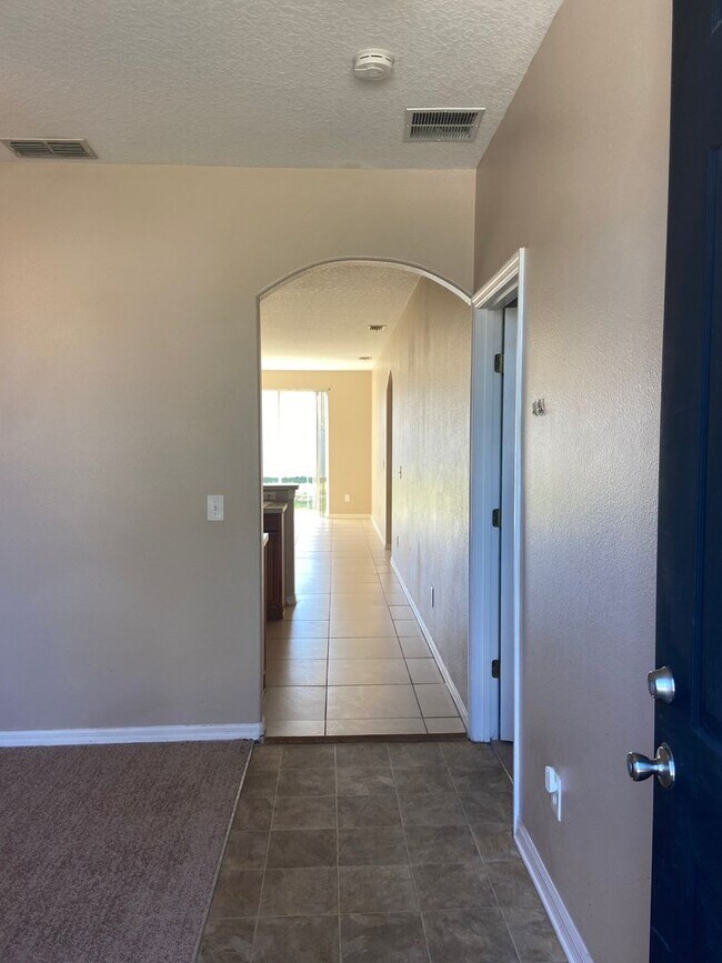 Foto del edificio - 4Bdrm 2Bath 1 Car Garage -- Gated Communit...