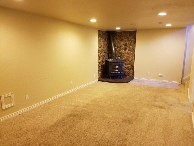 Building Photo - 1018 Redwood Dr