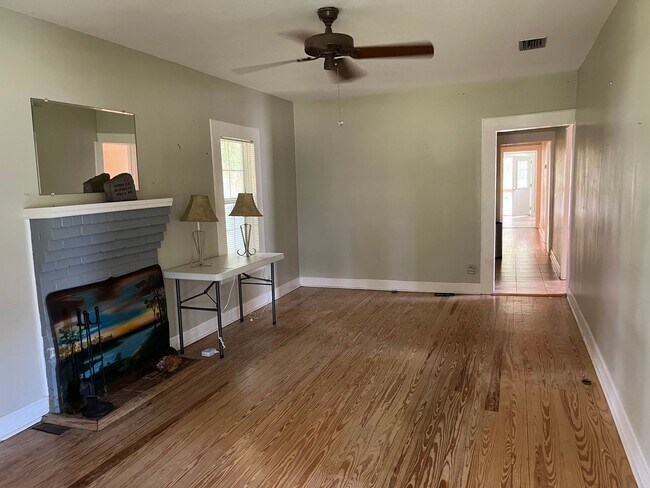 Building Photo - Charming 4 Bedroom Farmhouse near Jasper