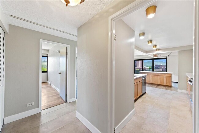 Foto del edificio - Stylish Imperial Plaza Condo in Prime Downtown Location