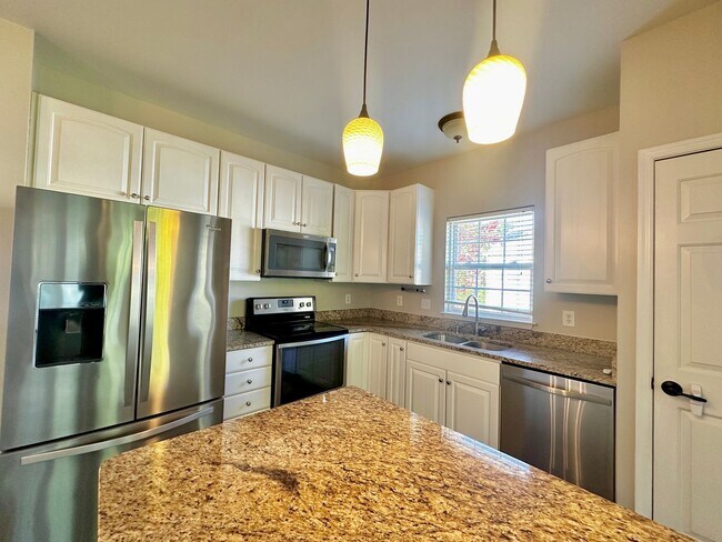 Foto del edificio - Beautiful 3 Bed 2.5 Bath Townhome Minutes from Cool Springs
