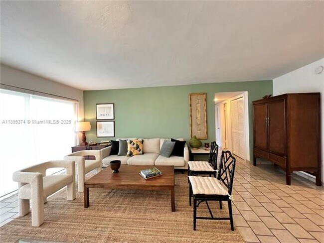 Foto del edificio - 555 Crandon Blvd