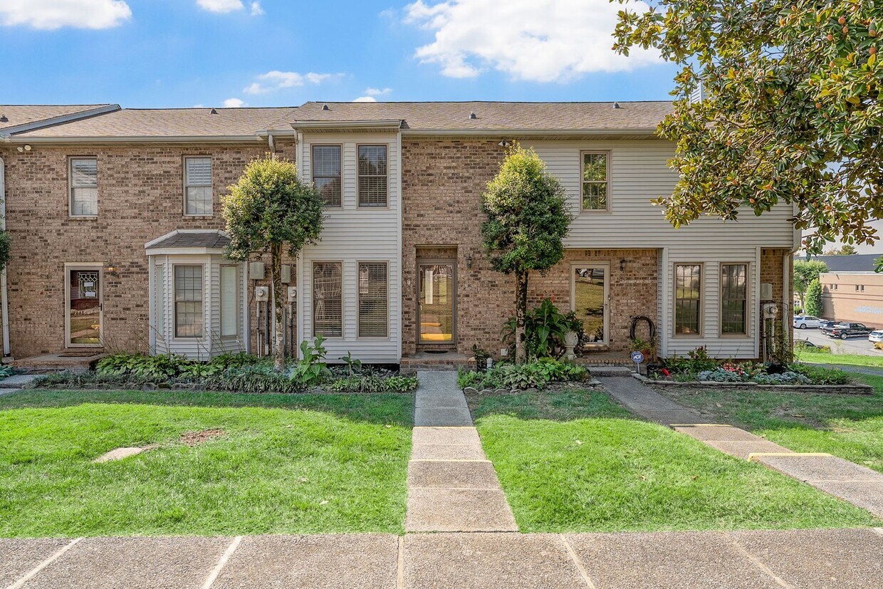 Foto principal - 2 Bedroom Condo For Rent Near Memorial Drive!