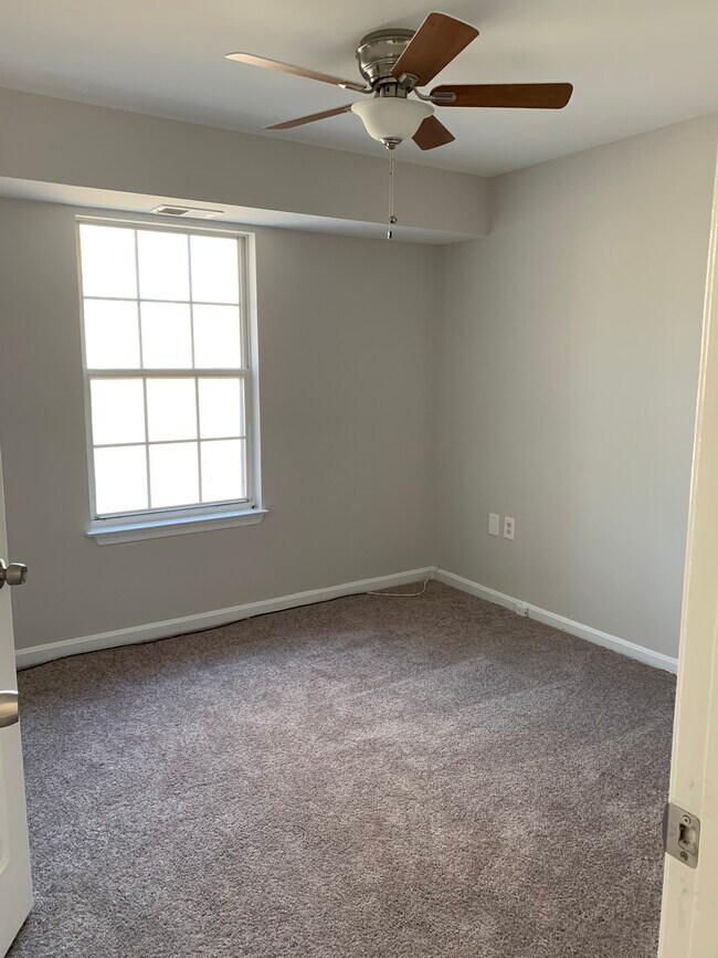 Spacious 2nd bedroom with beautiful lake view. - 9708 Lake Pointe Ct Unit 304