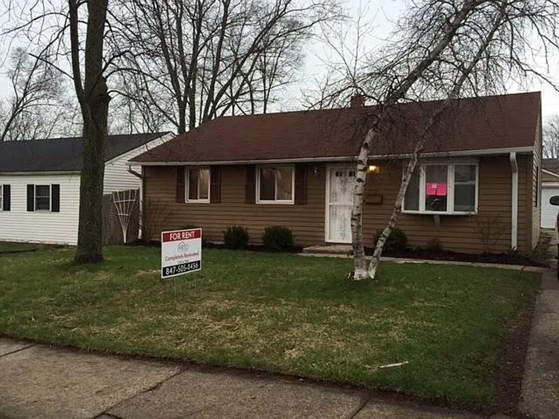 Primary Photo - 3 Bedroom with 2 Car Garage in Waukegan