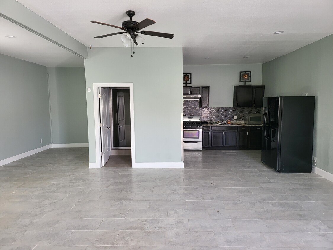 Foto principal - 6000 Trowbridge Dr