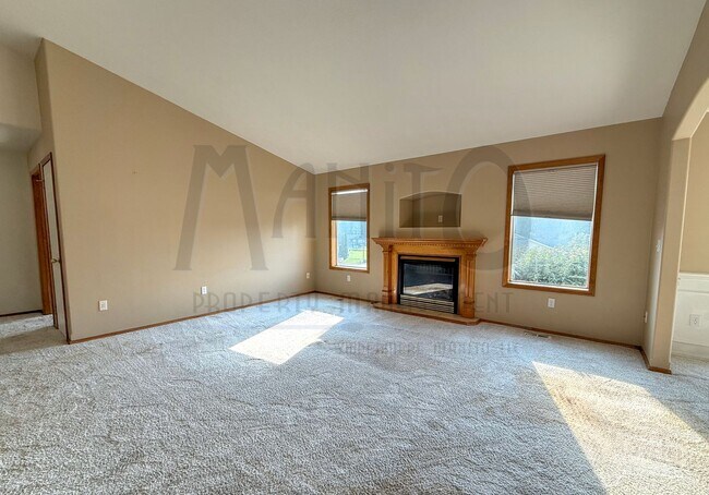 Building Photo - Beautiful Private Community Rancher