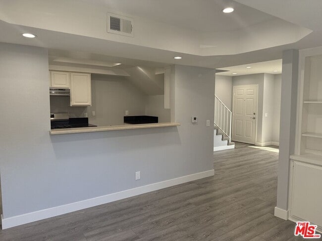 Foto del edificio - 7639 Kester Ave