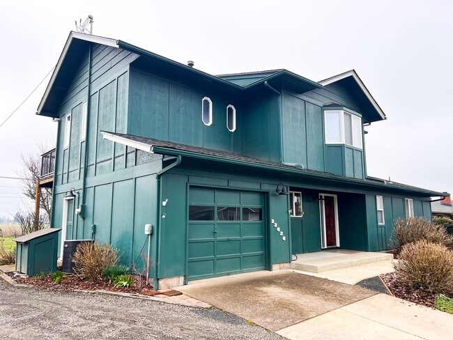 Building Photo - 4BD/2BA SUBURBAN HOME IN COBURG