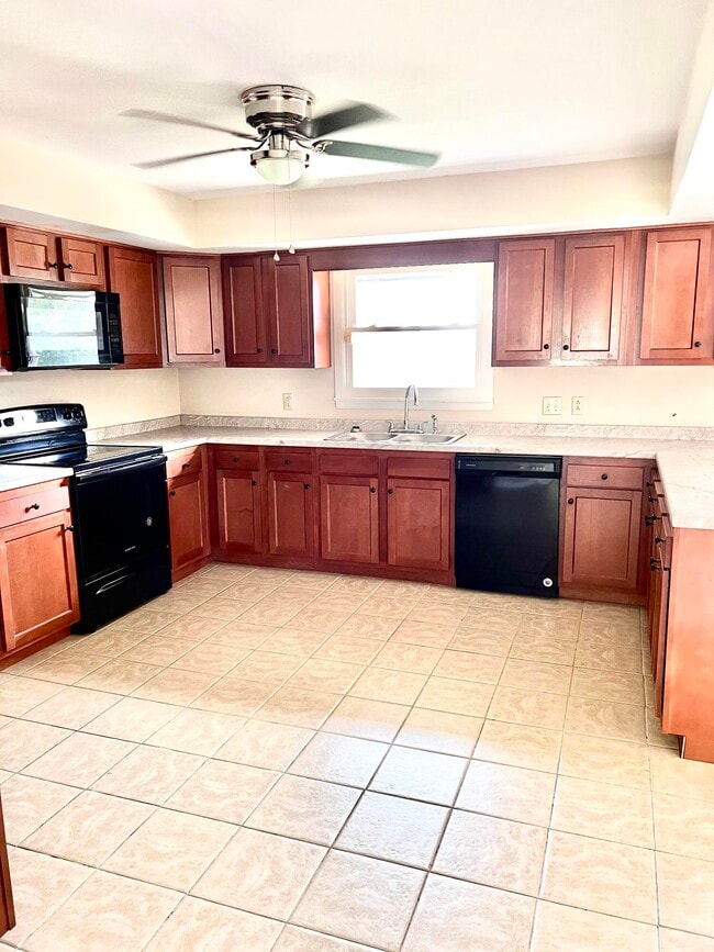 Building Photo - 501 Meadowlark Dr