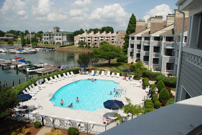 Vista de la piscina desde el balcón - 18705 Vineyard Point Ln