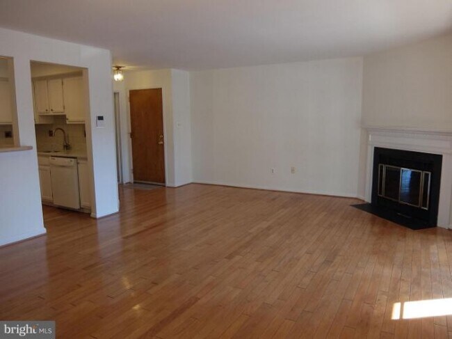 Building Photo - 302 Trinity Ct