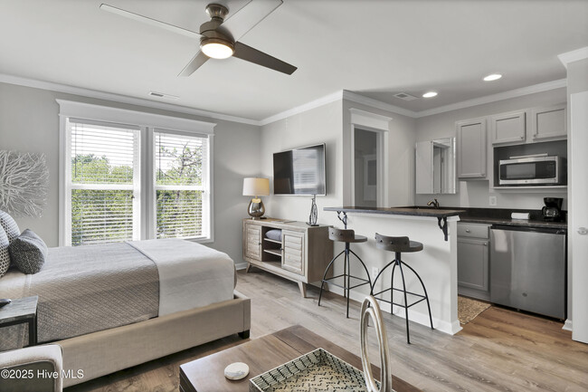 Building Photo - 3350 Club Villas Dr