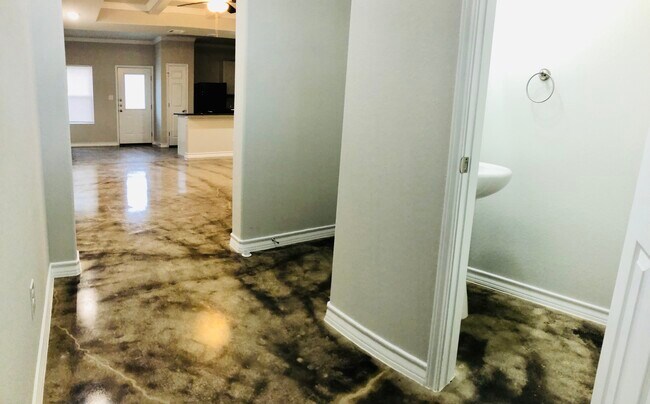 Foto del edificio - 8323 Breezy Cove