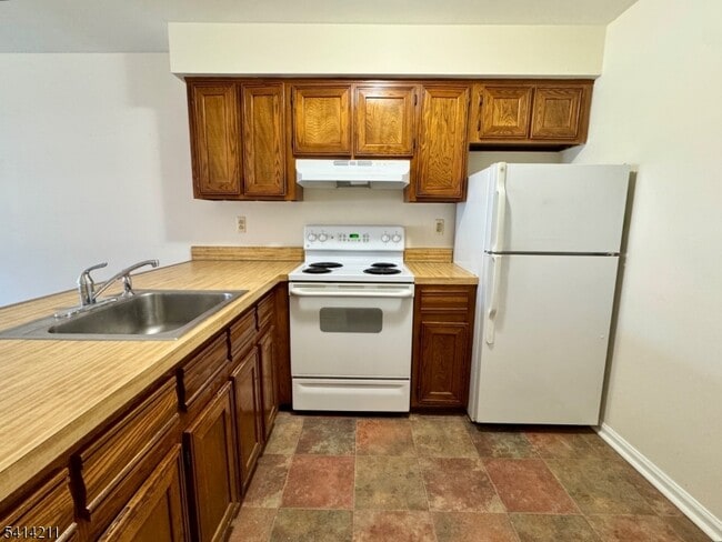 Building Photo - 7 Oak Ridge Rd