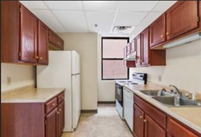Building Photo - 1015 Elm St