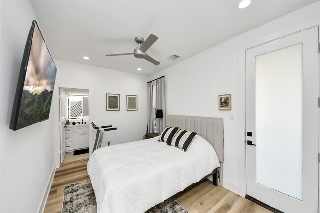 Foto del edificio - 1044 W 17th St