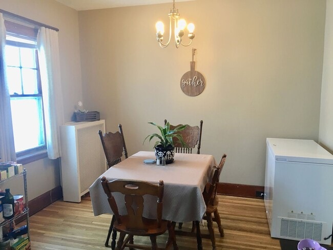 Building Photo - 908 E 4th St