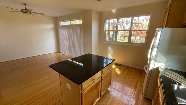 Foto del edificio - 6491 Waterfield Rd