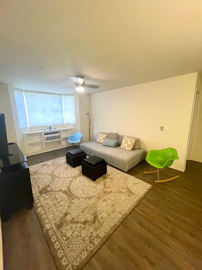 Foto del edificio - Fully-Furnished 2 Bedroom, 2 Bathroom, 1 P...