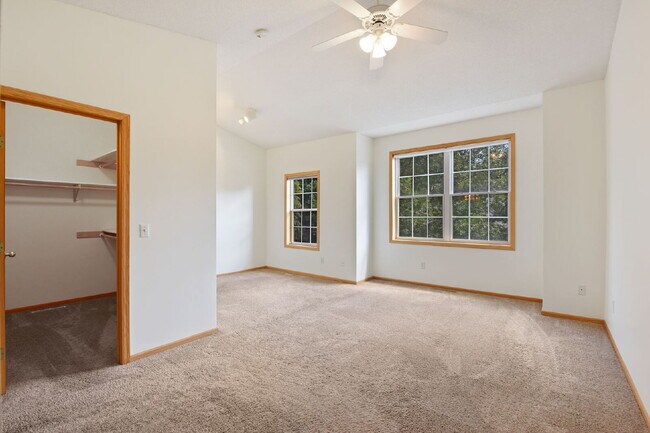 Foto del edificio - Charming 2-Bed Townhouse in Wayzata with Hardwood Elegance & Cozy Fireplace!